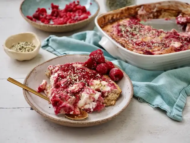 Raspberry swirl cheesecake baked oats